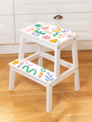 Köksstege med färgglada abstrakta mönster