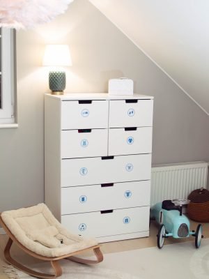 Nordli byrå med klistermärken på sig för att organisera kläder