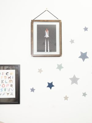 Stjärnor i olika färger som fästs på vägg